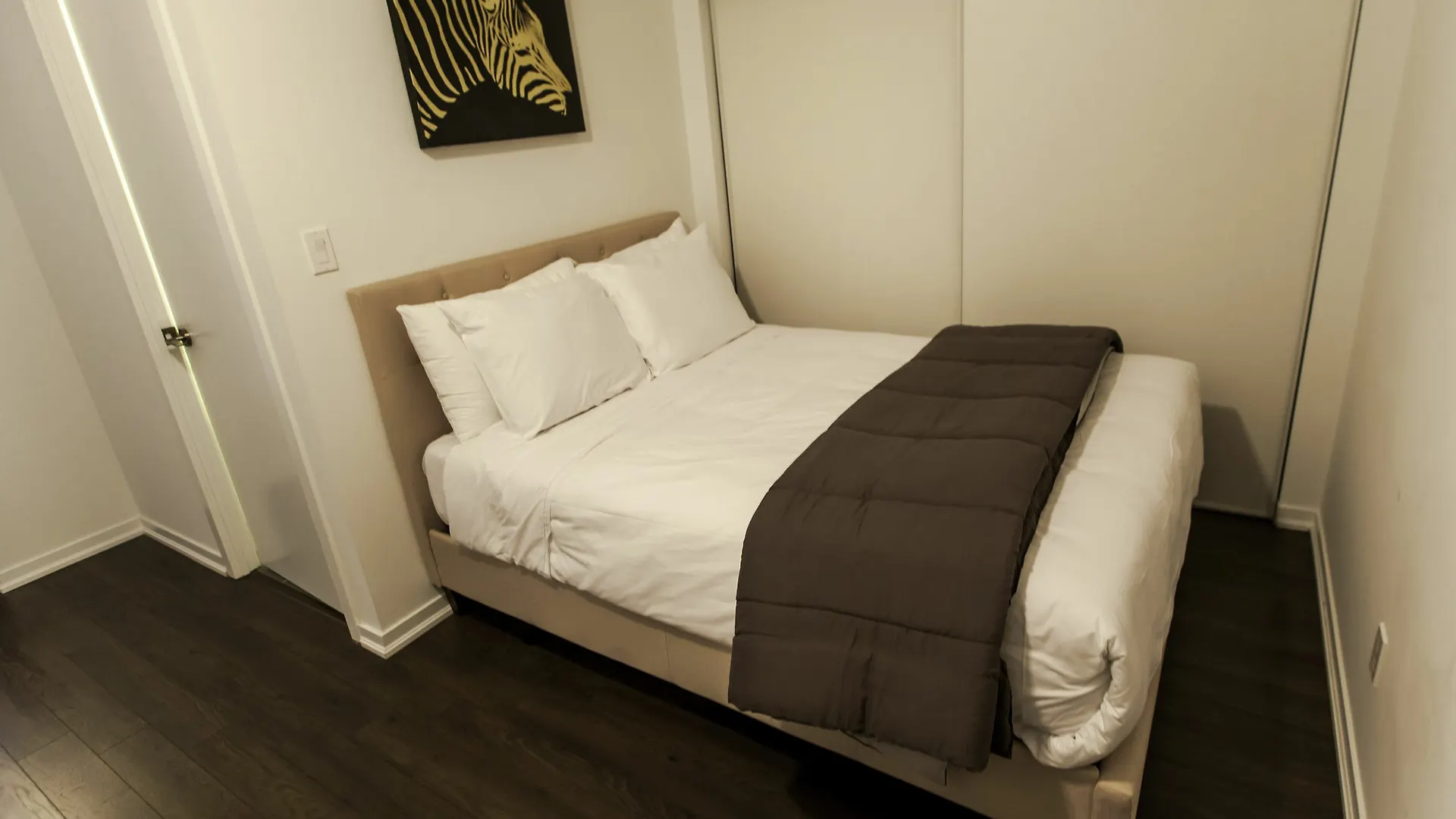 Queen Street 2 Bed Apartment トロント カナダ