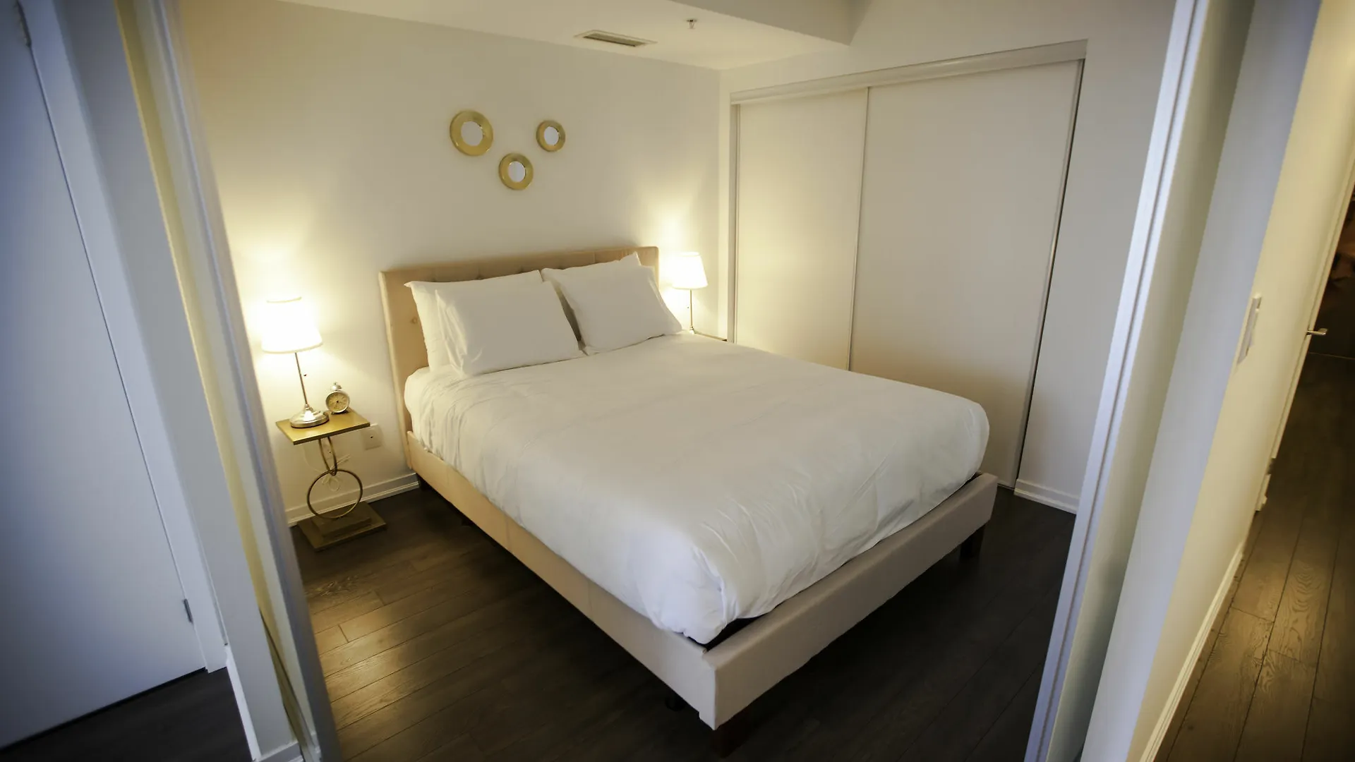 Queen Street 2 Bed Apartment トロント カナダ